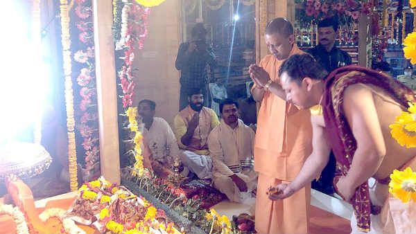 లాక్‌డౌన్..జాన్తానై: అయోధ్యలో ఉగాది వేడుకల్లో యోగి: అధికారులు, అనుచరులతో గుంపుగా