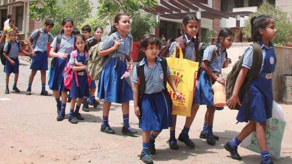 కరోనా వైరస్ ఎఫెక్ట్: ప్రభుత్వం సంచలన నిర్ణయం, స్కూల్స్ క్లోజ్, బెంగళూరు టెక్కీ, ఫ్యామిలీకి!