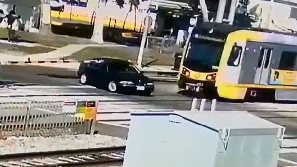 Video : బీఎండబ్ల్యూని ఈడ్చుకెళ్లిన రైలు.. సేఫ్‌గా బయటపడ్డ డ్రైవర్..