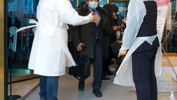 కొడుక్కి కరోనా పాజిటివ్ అని తెలిసినా రైల్వే గెస్ట్ హౌస్ లో దాచిన తల్లి .. ఉద్యోగం నుండి సస్పెన్షన్