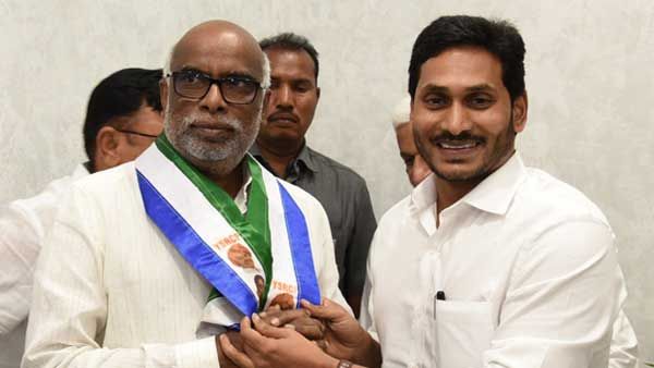 జగన్ సమక్షంలో వైసీపీ తీర్ధం పుచ్చుకున్న మాజీమంత్రి డొక్కా: చేరికపై ఏమన్నారంటే