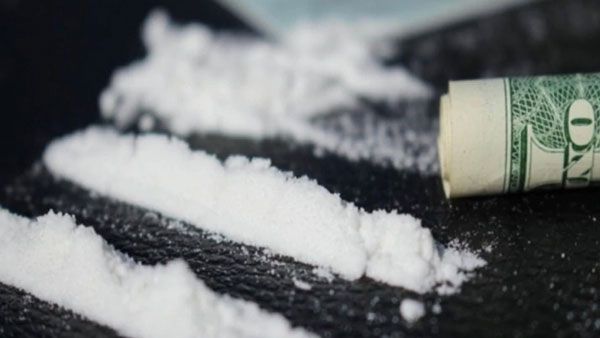 వామ్మో కిలాడీ లేడీ, మహిళ మర్మాంగంలో రూ. 8 కోట్ల డ్సగ్స్, అమెరికా టూ బెంగళూరు, ఎయిర్ పోర్టులో!