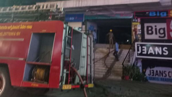 బెజవాడ గాంధీనగర్‌లో అగ్నిప్రమాదం, అగ్నికి ఆహుతైన వస్త్ర దుకాణాలు..