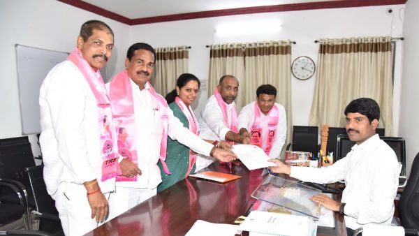 స్థానిక సంస్థల ఎమ్మెల్సీ అభ్యర్థిగా నామినేషన్ వేసిన కవిత.. బరిలో బీజేపీ, కాంగ్రెస్ అభ్యర్థులు