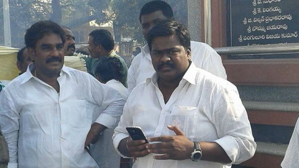 బుద్ధా వెంకన్న..బోండా ఉమా కారుపై దాడి చేసిందివైసీపీ ఎమ్మెల్యే ప్రధాన అనుచరుడే: టీడీపీ ఫిర్యాదు.. !