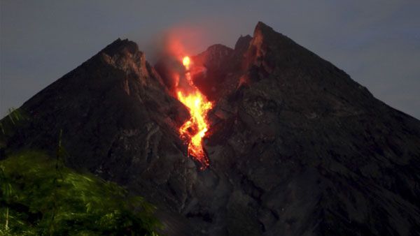 బద్ధలైన మౌంట్ మెరాపీ: తప్పిన పెను ప్రమాదం..విమానాలకు హైఅలర్ట్
