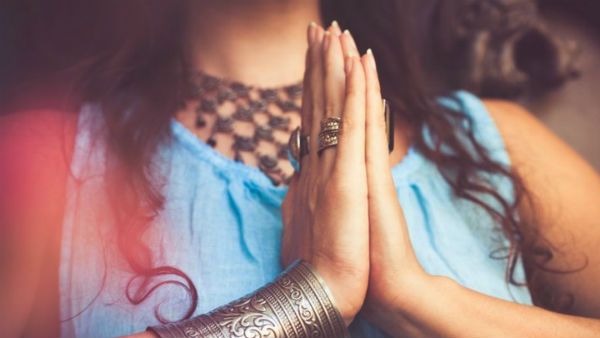 నమస్కారంతో వైరస్‌కు దూరంగా ఉండొచ్చు...శాస్త్రం ఏనాడో ఘోషించింది