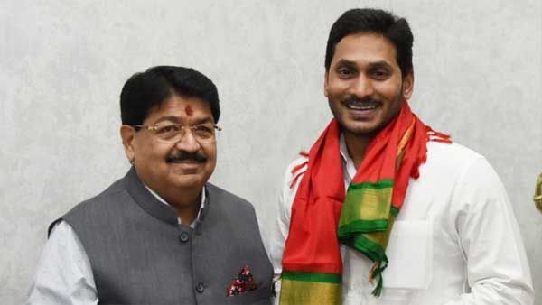 సీఎం జగన్ ను కలిసిన పరిమళ్ నత్వానీ: రేపు రాజ్యసభకు నామినేషన్