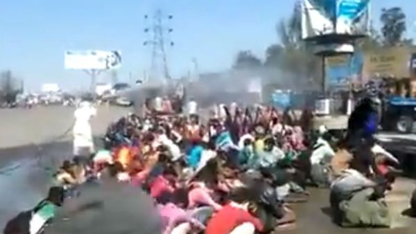 ఘోరం: డ్రైనేజీ, రోడ్లను శుభ్రం చేసే కెమికల్స్‌తో వలస కార్మికులకు స్నానం..