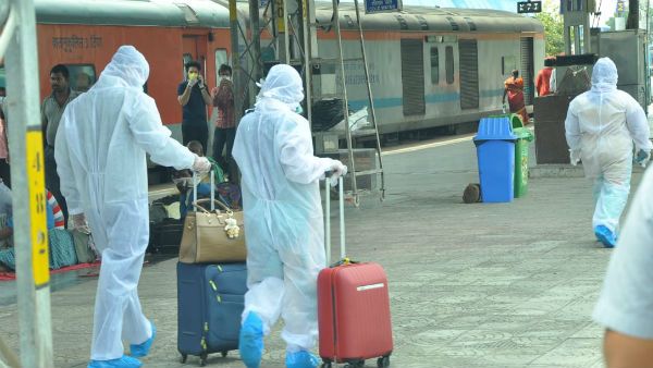 రాజధాని ఎక్స్‌ప్రెస్‌లో దంపతులకు కరోనా ..కాజీపేటలో పట్టుకుని గాంధీకి తరలింపు