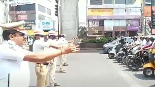 కరోనాపై రాచకొండ ట్రాఫిక్ పోలీసుల స్పెషల్ క్లాస్: సిగ్నల్స్ వద్ద వెహికల్స్ ఆపేసి మరీ..