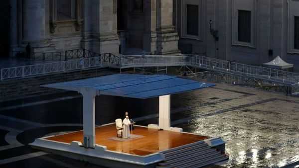 తొలిసారిగా ఇలా: సెయింట్ పీటర్స్ స్క్వేర్‌లో ఒంటరిగా ప్రార్థనలు నిర్వహించిన పోప్