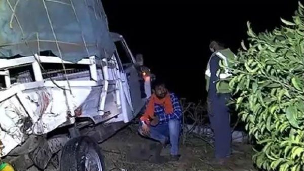 రంగారెడ్డిలో ఘోర రోడ్డు ప్రమాదం..ఐదుగురు మృతి.. రాత్రిపూట స్వస్థలాలకు..