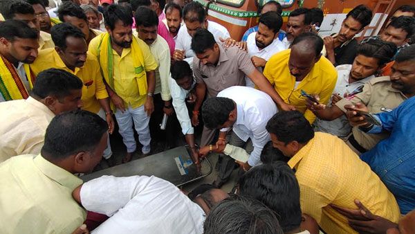 రోడ్డు ప్రమాదం: గాయపడ్డ టీడీపీ నేతను ఆసుపత్రికి చేర్చిన వైఎస్ఆర్సీపీ ఎమ్మెల్యే..!