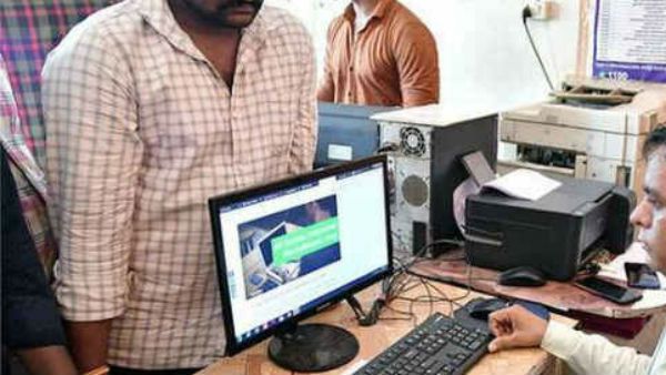 విజయవాడ వాసులను కలవరపెడుతున్న వాలంటీర్.. సర్వేకు వెళ్లి...