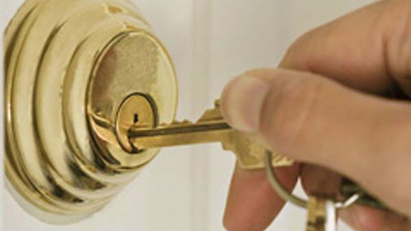 గద్వాలలో ఇళ్ళకు తాళాలు .. చైనా పద్దతిలో గృహ నిర్బంధాలు