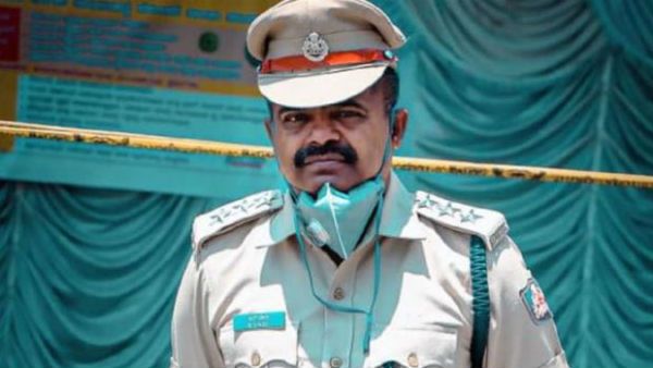 మద్యం తరలిస్తూ దొరికితే రూ. 50 లక్షల లంచం: ఏసీపీ సస్పెండ్, బలి పశువును చేశారా?