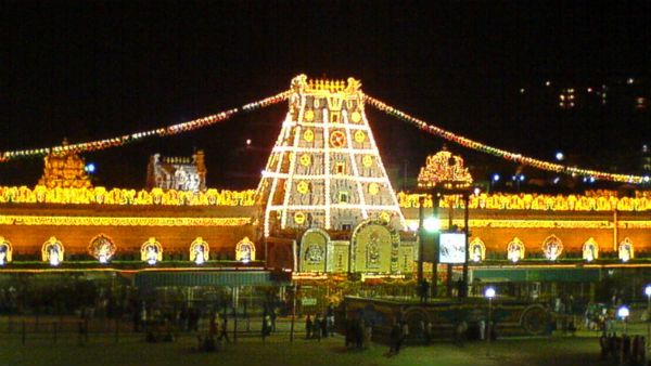 భగవంతుడికి భక్తుడికి అనుసంధానంగా ఆన్‌లైన్‌.. లాక్ డౌన్ తో అన్ని పూజలు ఆన్‌లైన్‌ లోనే !!