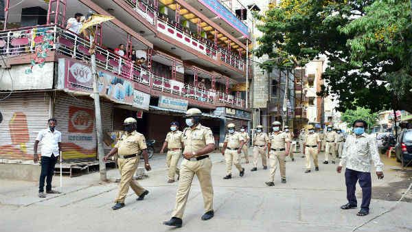 Corona Sealdown: నున్నటి లాఠీలకు పని చెప్పిన పోలీసులు, దేశాన్ని ఉద్దరిస్తారా ? రండి !