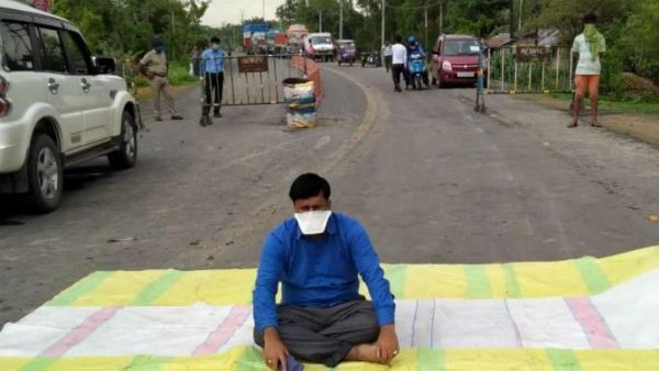 దీదీ రాజ్యంలో బీజేపీ ఎంపీ నిరసన: రోడ్డు మీద కూర్చొని ఆందోళన, ఎందుకంటే...?