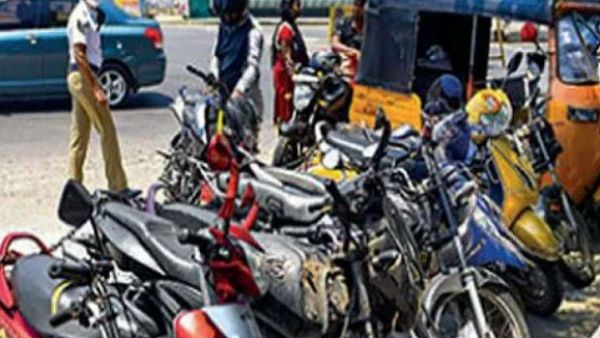 ఇదేమీ ఏప్రిల్ ఫూల్ ప్రాంక్ కాదు .. బైక్ లు, కార్లు వాడితే సీజ్ చేసుడే అంటున్న పోలీసులు