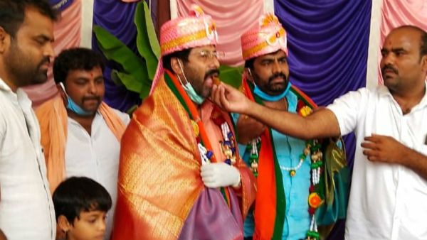 lockdown:ఎమ్మెల్యేకు వర్తించని నిబంధన,పిల్లలు,పెద్దలతో కలిసి బర్త్ డే వేడుక, కేక్ కట్ చేసి,బిర్యానీ