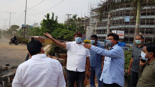 ప్రథమ పౌరుడి ప్రధాన కర్తవ్యం..! క్లిష్ట సమయంలో పేదలకు అండగా నిలుస్తున్న నగర మేయర్ రామ్మోహన్..!!