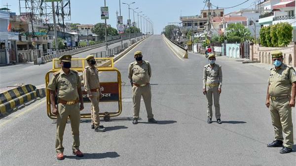 కలకలం రేపిన రోడ్డుపై రూ. 500 నోట్లు: కరోనా వ్యాప్తి కోసమేనా? ఏం జరిగింది?