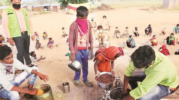 lockdown:పనిచేయని ఫ్యాన్లు, నాణ్యతలేని భోజనం, దోమల స్వైర విహారం, వసతి గృహాల్లో కూలీల వెతలు...