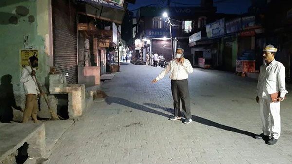 కరోనా హెల్ప్ లైన్ కి సమోసా ఆర్డర్ .. సమోసా ఇచ్చి సఫాయి పని చేయించిన అధికారులు