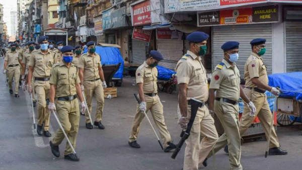 lockdown:పోలీసులు-స్థానికులు డిష్యూం డిష్యూం, మూడు వాహనాలకు నిప్పు, 20 మందికి గాయాలు...