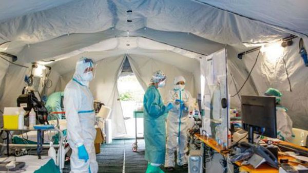 Coronavirus patientsకు చికిత్స : బెంగళూరులో వైద్యుల ఇండ్లు ఖాళీ చేయించి, రోడ్ల మీదకు !