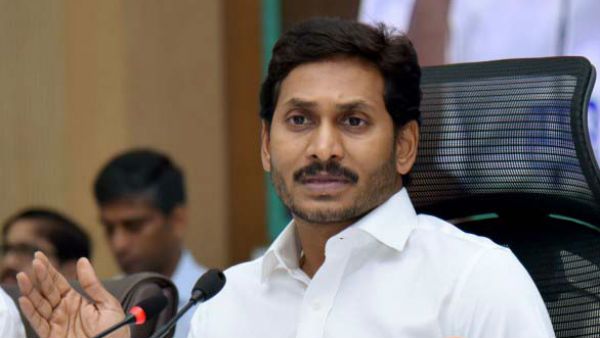 జగన్ సర్కారు కీలక నిర్ణయం: ఆలయ అర్చకులకు ఒక్కొక్కరికి రూ. 5వేలు