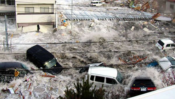 జపాన్‌కు మరో టెర్రర్: దేశాన్ని కబళించనున్న సునామీ...30 మీటర్ల ఎత్తుకు రాకాసి అలలు