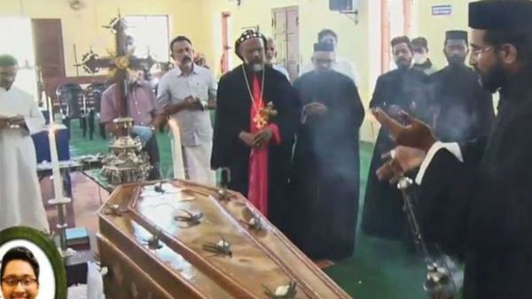 కుమారుడి అంత్యక్రియలను ఫేస్‌బుక్ ద్వారా లైవ్‌లో: కడసారి చూపునకు నోచుకోని తల్లిదండ్రులు..!