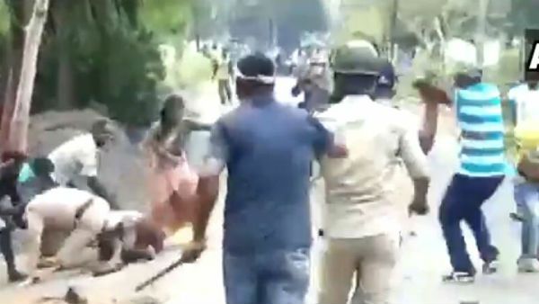 lockdown:రేషన్ కోసం పేదల క్యూ, రోడ్డు బ్లాక్ చేశారన్న పోలీసులు.. డిష్యూం, డిష్యూం..(వీడియో)