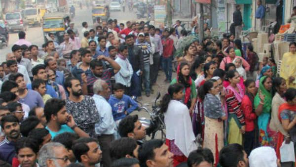 ప్రభుత్వం ఇచ్చిన 1500 నగదు కోసం బ్యాంకుల వద్ద భారీ క్యూ .. కామారెడ్డిలో మహిళ మృతి