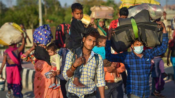 వలస కూలీలకు కేంద్రం డ్రై ఫ్రూట్స్ ప్యాకెట్లు..! మాయం చేసి బేరసారాలకు దిగిన దళారీలు..!!