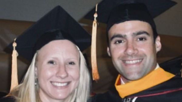 కరోనా కష్టకాలంలో అలా కౌగలించుకుంటున్న ఈ దంపతుల ఫోటో వైరల్..!