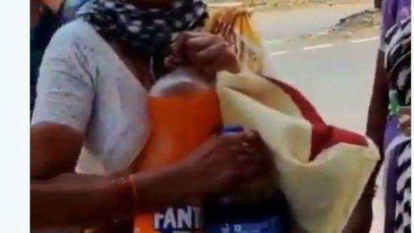 Viral Video : ఆ తల్లి ఔదార్యానికి సలాం.. పోలీసుల పట్ల పేద మహిళ గొప్ప మనసు