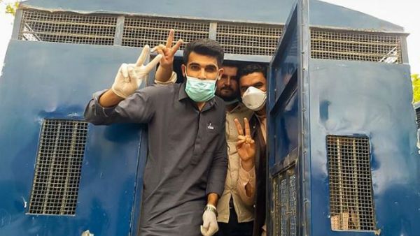 కరోనా : పాక్‌లో పరిస్థితి ఆగామాగం.. 60 మంది వైద్యులను లోపలేసిన ప్రభుత్వం