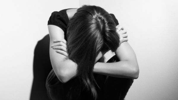 యువతిపై పాస్టర్ లైంగికదాడి: ఫోటోలు మార్ఫింగ్ చేసి బెదిరింపు, పోలీసులకు ఫిర్యాదు, పరారీలో...