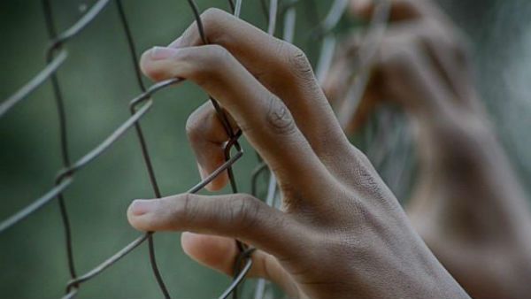 అనారోగ్యమంటూ ఆస్పత్రికి.. కానిస్టేబుల్‌ను కొట్టి తుపాకీని లాక్కొని ఖైదీ పరార్, విస్తృత గాలింపు