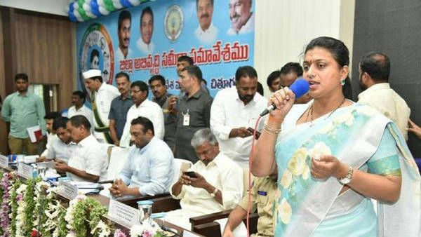 పూలు చల్లుకుంటూ..పూలదండలు వేసుకుంటూ: కరోనా వేళ రోజా కలకలం: సొంత పార్టీ నుంచే..!