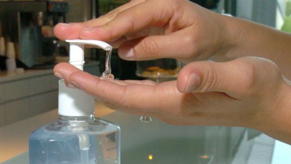 శానిటైజర్ల కొరత: వోడ్కా, విస్కీలనే శానిటైజర్లుగా వినియోగిస్తున్న హాస్పిటల్స్..ఎక్కడో తెలుసా?