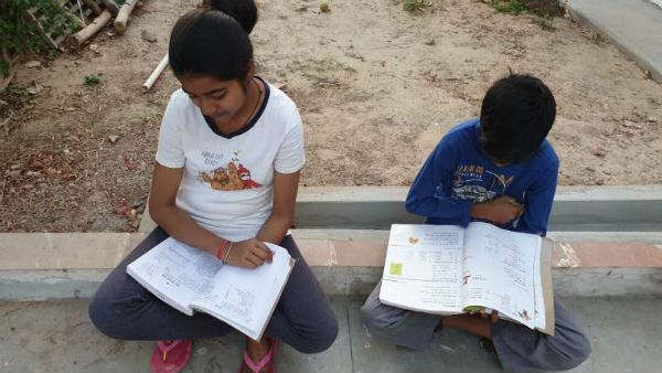 లాక్ డౌన్ లోనూ స్కూలు ఫీజులు ... లెఫ్ట్ అండ్ రైట్ క్లాస్ ఇచ్చిన పేరెంట్