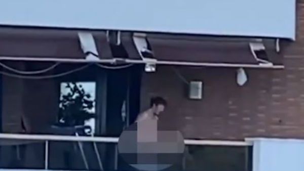 షాకింగ్ వీడియో : పట్టపగలు,బాల్కనీలో రెచ్చిపోయిన జంట..