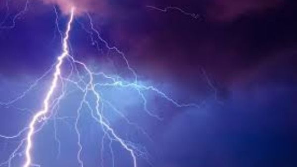 టీఆర్ఎస్ ఎమ్మెల్యేకు తృటిలో తప్పిన ప్రమాదం.. క్యాంపు కార్యాలయంపై పిడుగు..