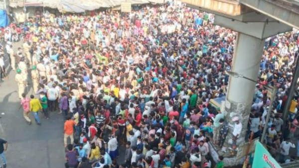 lockdown continue: సొంతూళ్లకు వెళ్లేందుకు వలసకూలీలు బారులు, పోలీసుల లాఠీఛార్జీ..