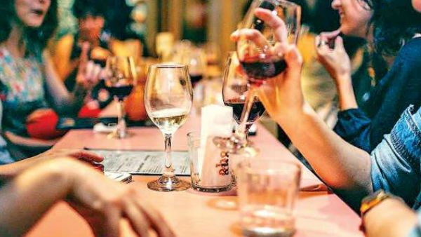 స్వరం మార్చిన నగర యువత..! నిత్యం అదే టాపిక్..! చర్చంతా వైరస్, వైన్ షాపుల గురించే..!!